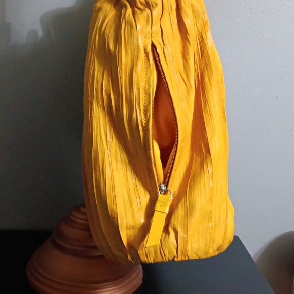 Beckon yellow leather pleated bag - Picture 4 of 10
